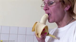 Old doxy fucks her stinky hairy pussy with bottle