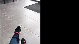 Exhib de mes pieds et seins dans la salle d’attente de l’ostéopathe