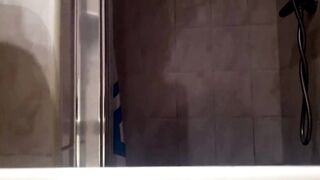 Branlette dans la douche partie 2