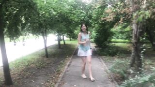 МАЛЫШКА БЕГАЕТ ПО ПАРКУ, СНИМАЕТ ТРУСИКИ И ПОКАЗЫВАЕТ ПОПКУ ПРИ ВСЕХ 4К