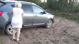 Sexy MILF on the road seduces with her booty