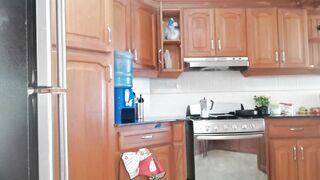 Cooking Floozy - Sexy Ebony Cook and Bang in the Kitchen Bizarre Squirt on the Table