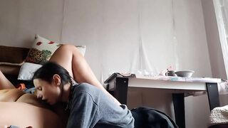 I give my girlfriend a head massage while she sucks, kisses, and licks my snatch