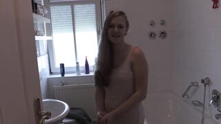 Julia Pissing
