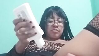 Me masturbo con mi consolador doble