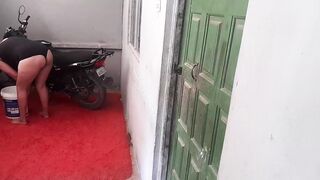 Cuñada lava su moto y terminamos follando