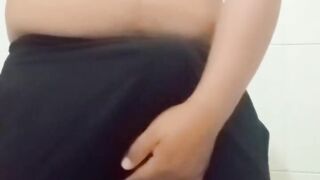 Me nalgueo y me corro en el baño