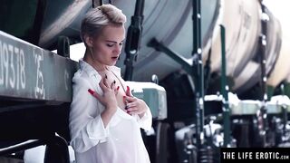 Cool sweetheart masturbates to a hawt steamy orgasm in the snow