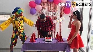 I ORGANIZE A BIRTHDAY SURPRISE FOR MY STEPDAUGHTER AND SHE SCREWS THE ENTERTAINER.