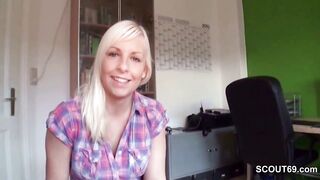 Sie erwischt ihn beim Wichsen und hilf mit einem Handjob