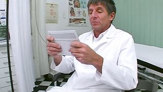 MILF Patientin vom Doktor gefistet