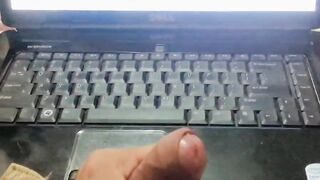 Mientras veo porno empiezo a masturbarme la verga