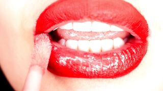 4K Applying lip gloss & smokin' & spit fetish