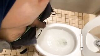Chico caliente orinado en un baño público