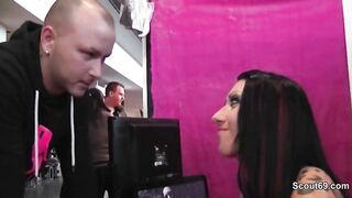 Deutscher Pornostar fickt Fan direkt auf der Venus Messe