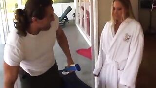 Fit chap comes over to hot blonde's house to give a massage and ends up fucking her