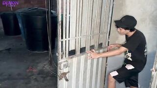Mi vecino me espía bañándome en la terraza y le regalo una follada