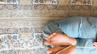 پاهای دختره را بسته و فلک میکنه ، بعد از کون سکس میکنن با مکالمه زیاد