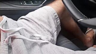 Risky masturbation in public with a hawt hotty at the bus stop!