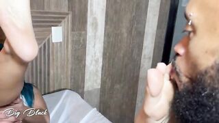 Esse safado e tarado por pés resolveu fazer uma festinha fodendo e chupando a buceta delas gozando nos pés delas (EPISODE COMPLETONO RED)