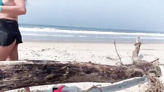 A woman from the beach makes me ejaculate in front of everyone...