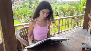 Hotty Asks Waiter to Cover Her Face with Cum in Public Cafe to Eat Burger