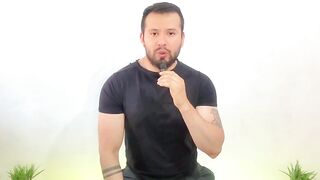 Hombre casado vergon visita un sauna gay y penetra a un pasivo mientras hombres los ven coger!