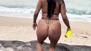 A couple in love went to see the scenery on the beach and ended up having sex with cum on their faces.