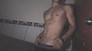 Hermoso Estudiante Se Masturba Mientras Todos Duermen - Part 3