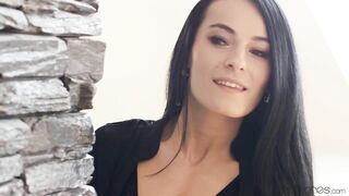 Playful wife teases big penis without working man