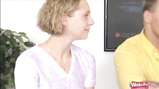 Der notgeile Nerd spielt mit 2 Maedchen