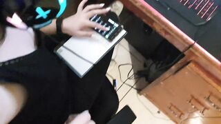 Me la mama mientras estaba en su clase online y me vengo en su pecho (UHD 60fps)