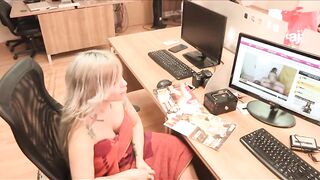 Experienced FAKings Cutie Deflowers a Plump Dude