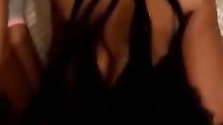 Dos putitas chilenas comiendo verga