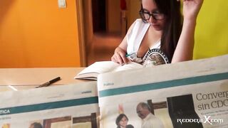 colegiala estudia anatomia