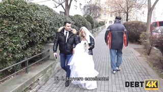 DEBT4k. un Grosso Debito è Il Motivo per Cui La Ragazza Viene Scopata in Presenza Dello Sposo