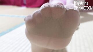 雪肌美人妻有菜Arina的丝袜足交+玉手责龟头，坚硬的鸡巴也只能吐精投降。Fine oriental wife Arina gives a astonishing footjob and handjob