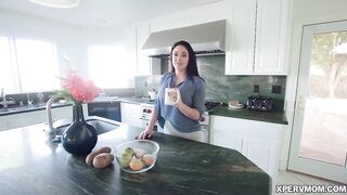 MILF Brooke Beretta has some curves not from this world