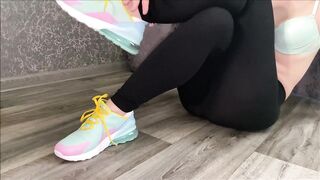 Ass sweetheart in sneakers floods the floor with her juices