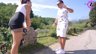 Gli piombano in casa e gli succhiano l'uccello - Sorelle arrapate in threesome DIALOGHI ITA