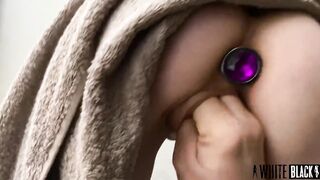 This bitch loves to sit her cunt on her fist