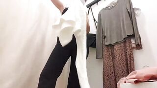 Feralberry is masturbating with a sextoy, in the dressing room and moaning whilst cumming