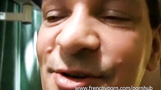 Une femme fontaine amatrice se lâche devant la livecam avec son homme