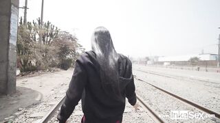 Tiny modelo venezolana es abordada por peruano cerca a la línea del tren