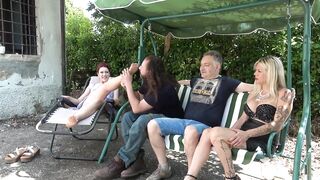 Rossa si lascia dominare dall'amica milf bionda e le annusa i piedi