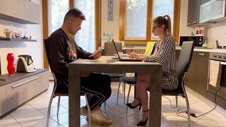 Annika, la consulente sexy viene scopata nel suo ufficio dal cliente Tommy. Dialoghi italiano. Italy