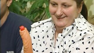 Omis haben sich fuer die Teeparty ein paar junge Schwaenze bestellt