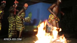 Amateur ebony beauties share a big ramrod