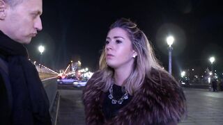 Annabella exhibition à Paris avant baise intense