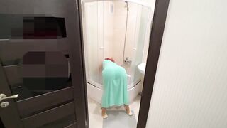 Mom saw that she was being watched and undressed when she wanted a bit of ass